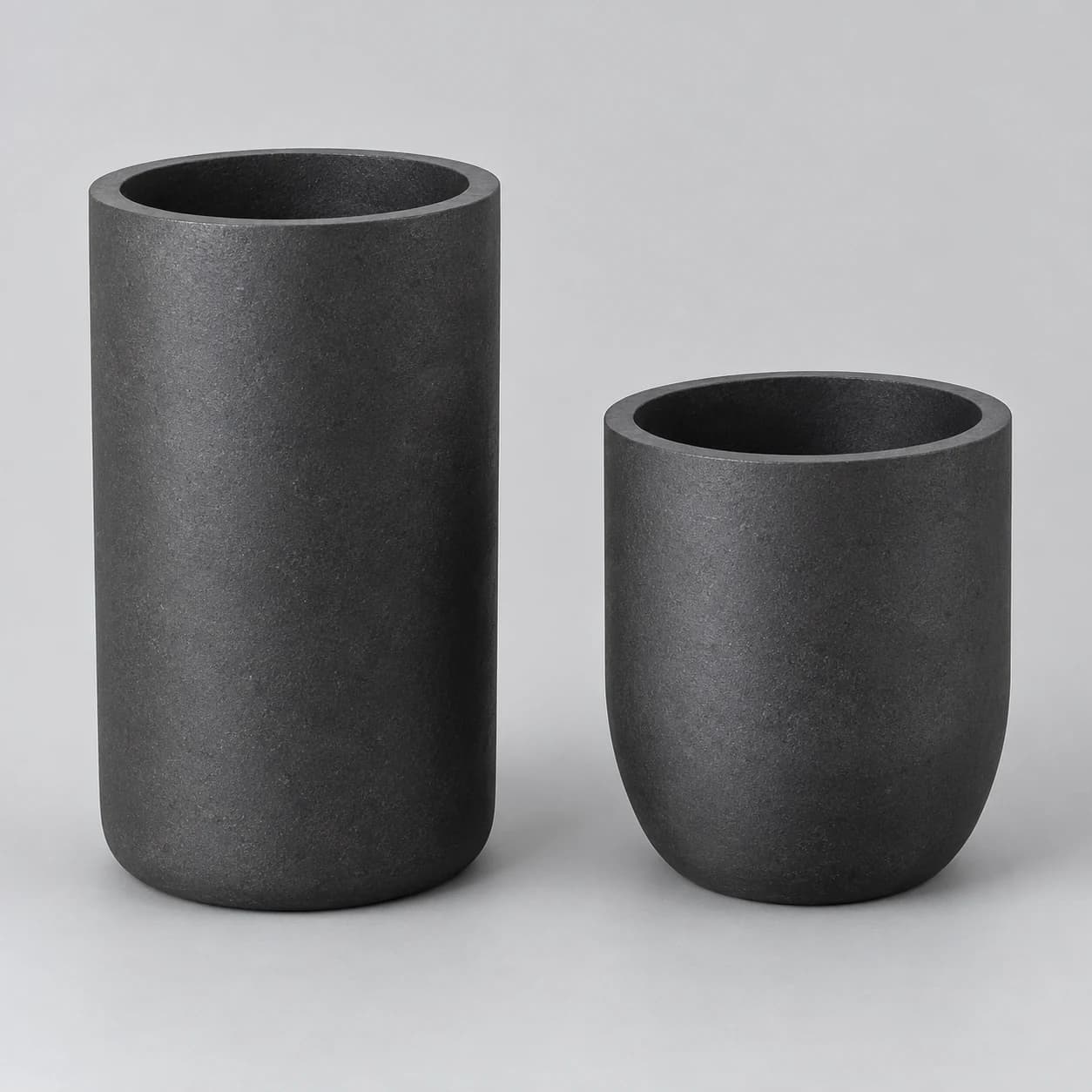 Conceptual comparison of standard curved-bottom and tall cylindrical SiC-containing foundry crucibles