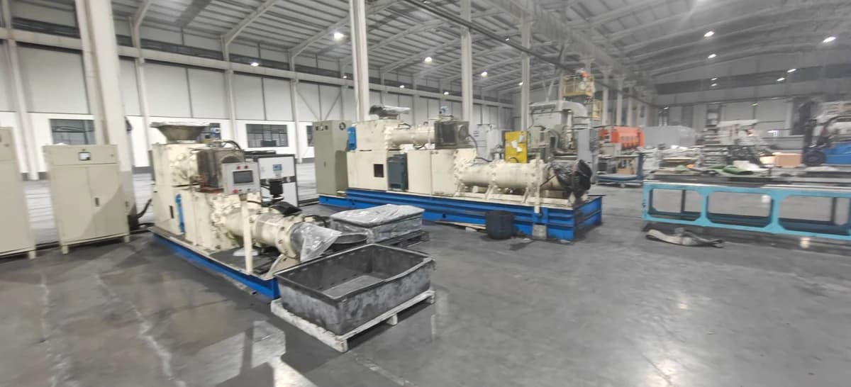 Forming equipment and work areas along the workshop aisle