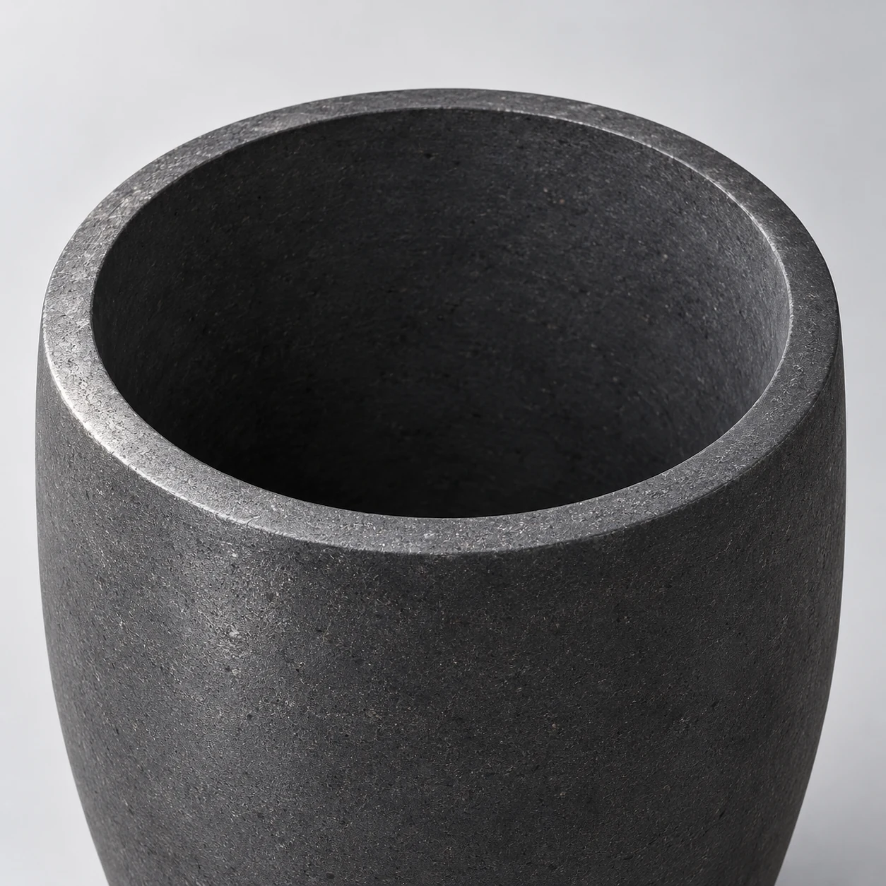 Conceptual close view of a SiC-containing foundry crucible rim and continuous inner wall